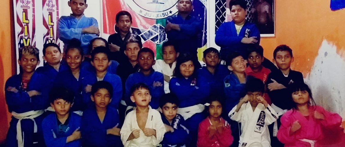 Academia Thiago Cunha realiza futebol beneficente em prol de crianças carentes da zona Leste de Manaus